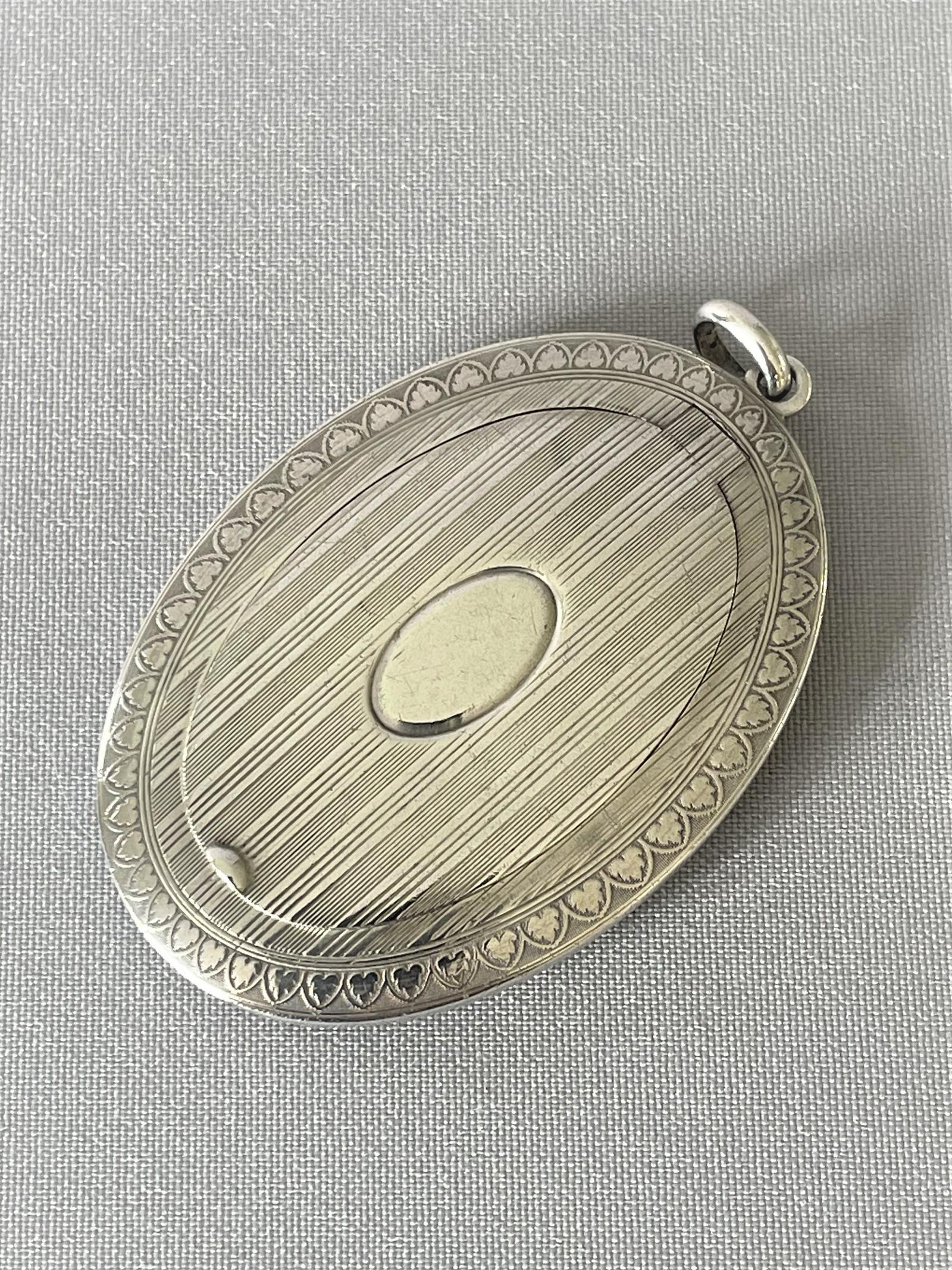 Charming Art Deco Silver Pendant Compact (1 of 5)