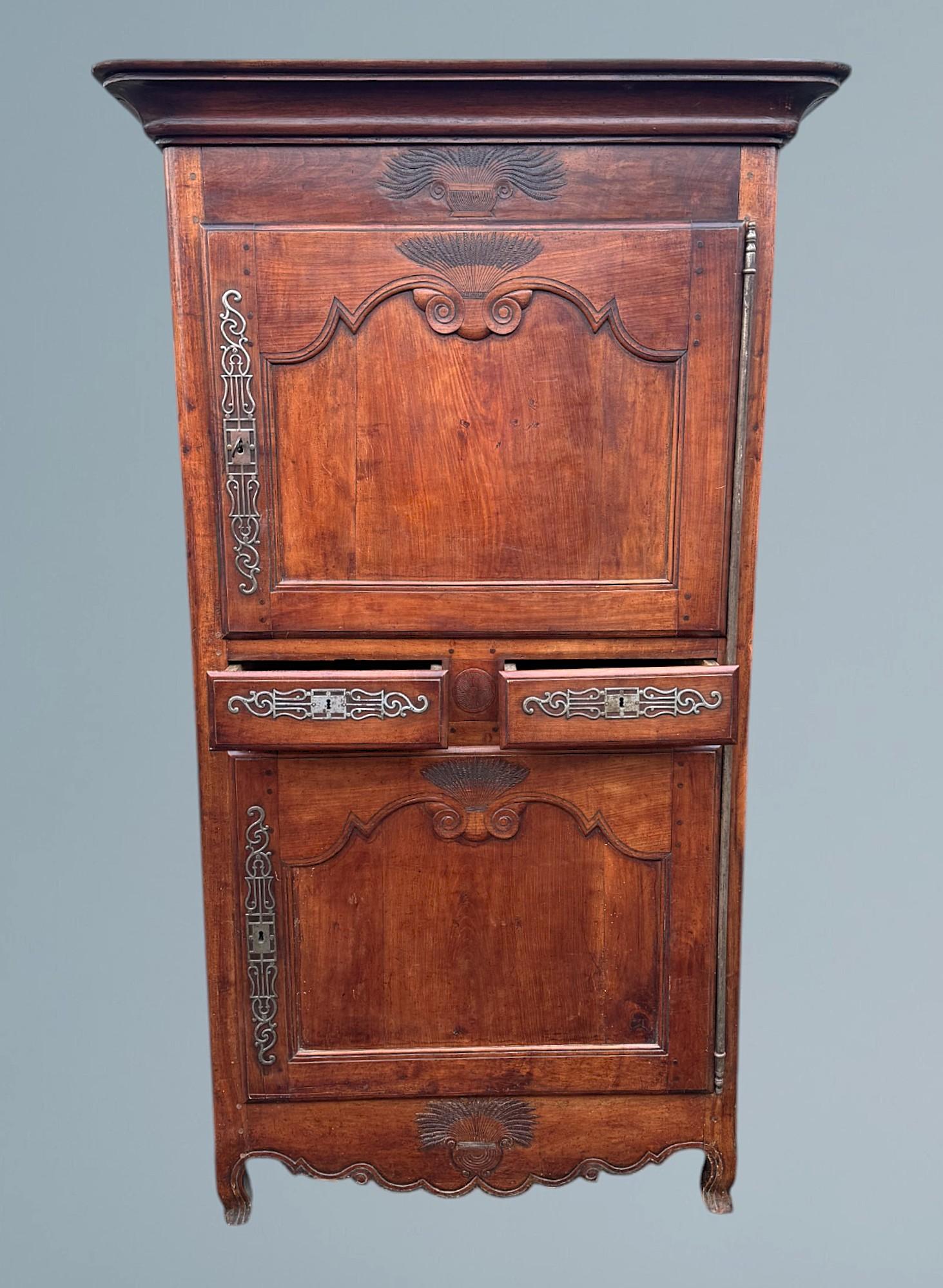 18th Century French Walnut Armoire / Walnut Wardrobe (1 of 19)