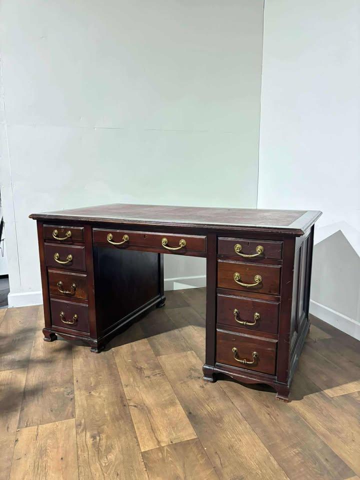 Edwardian Mahogany Pedestal Desk with Red Leather Writing Surface (1 of 23)