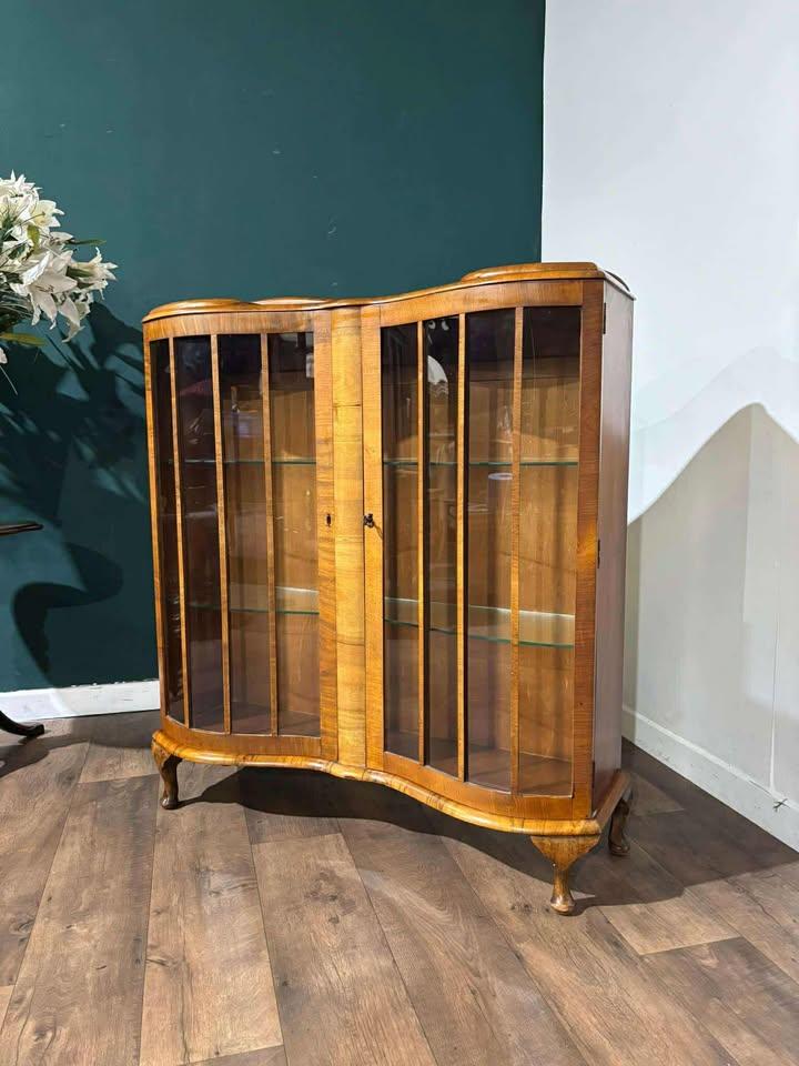 Vintage 1940s Serpentine Walnut Front Display Cabinet (1 of 16) Vintage 1940s Serpentine Walnut Front Display Cabinet (1 of 16)