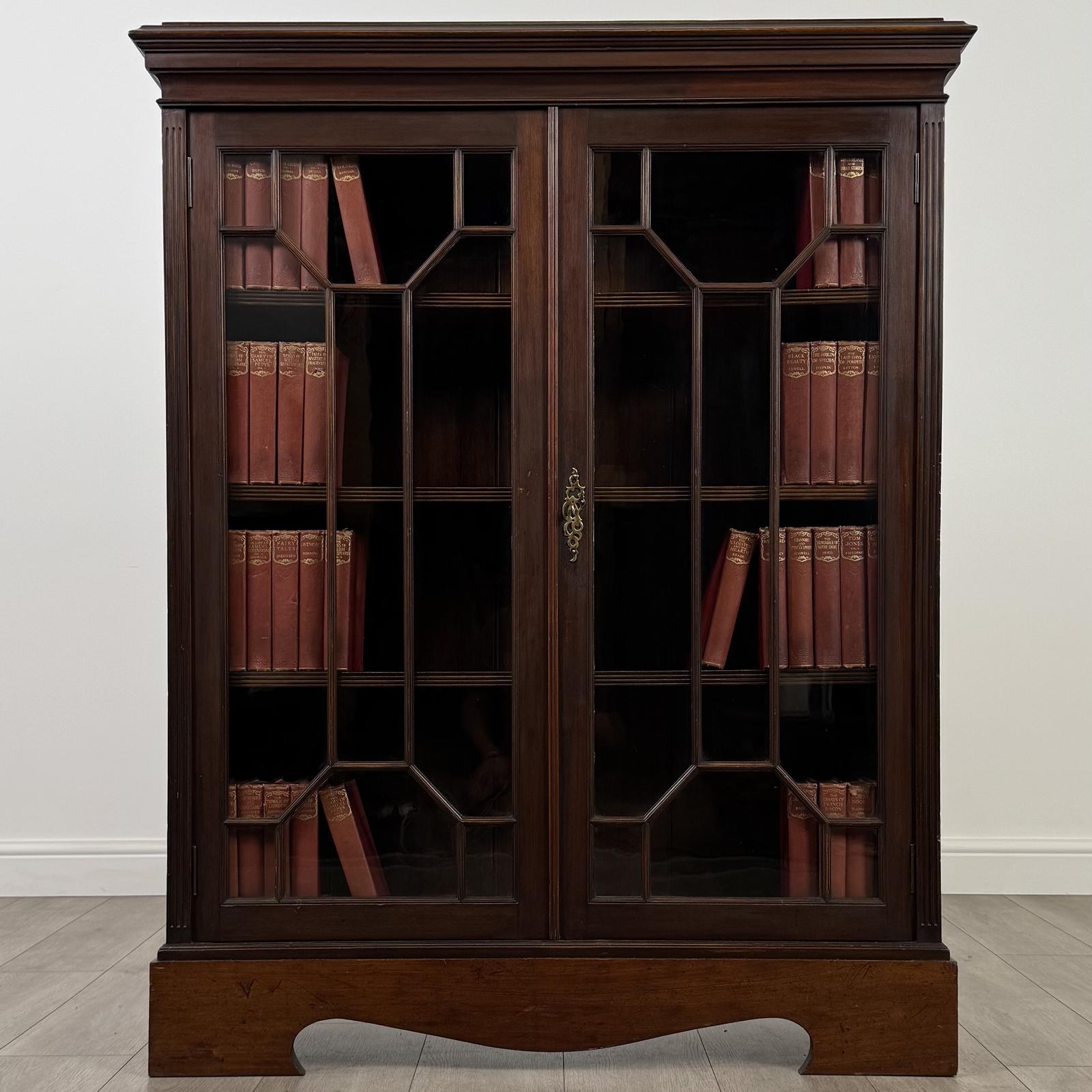 Antique 19th Century Good Quality Display Cabinet in Mahogany (1 of 11) Antique 19th Century Good Quality Display Cabinet in Mahogany (1 of 11)