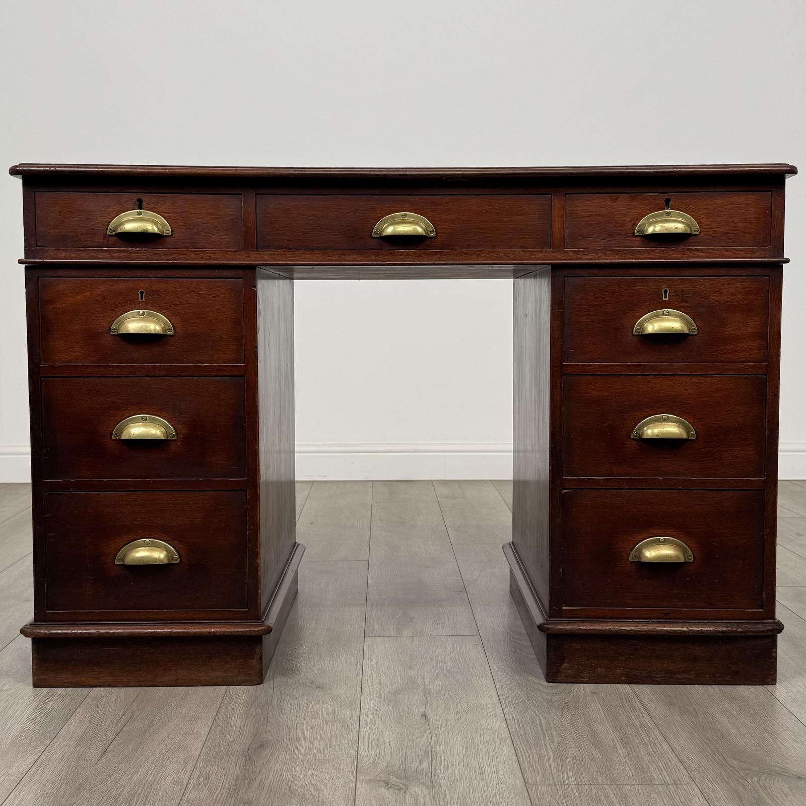 Antique 19th Century Good Quality Pedestal Desk in Mahogany (1 of 11)