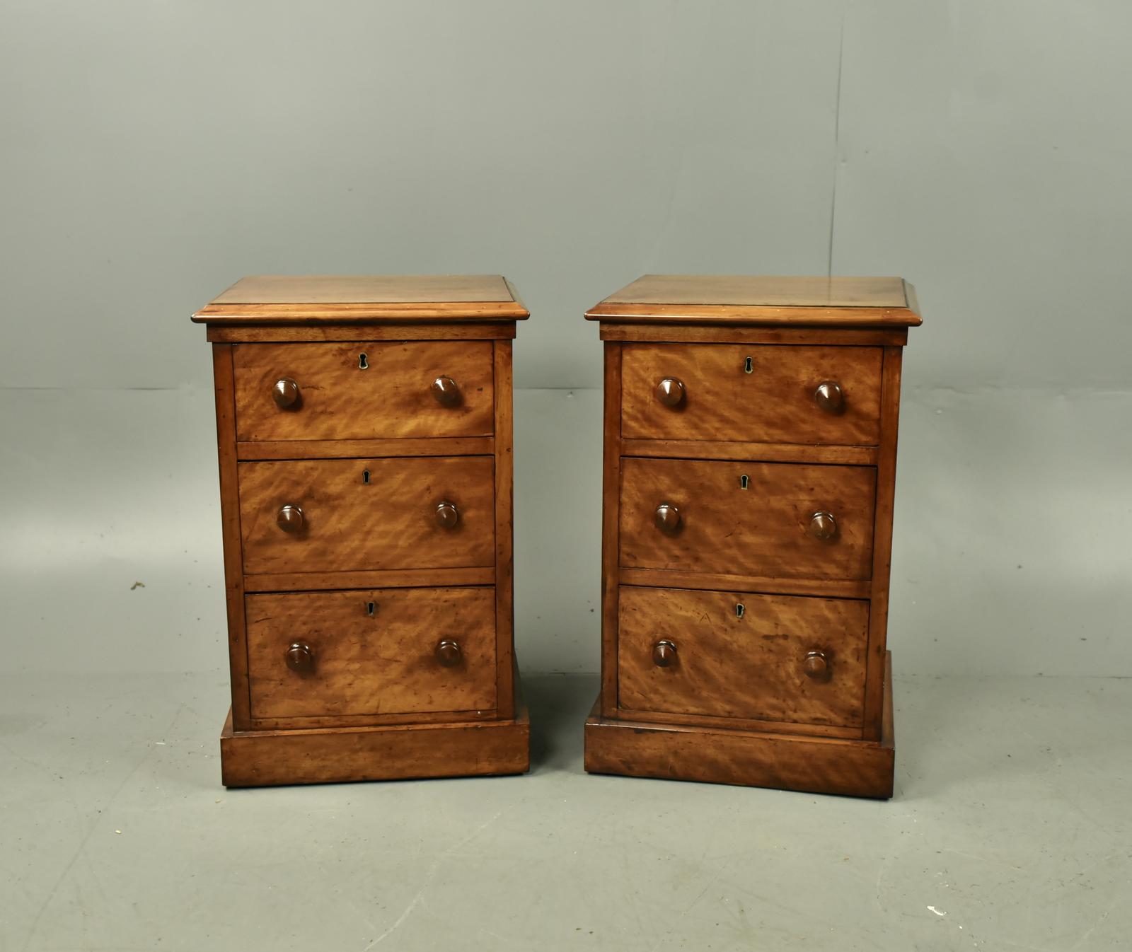 Pair of Victorian Bedside Chests of Drawers (1 of 5)
