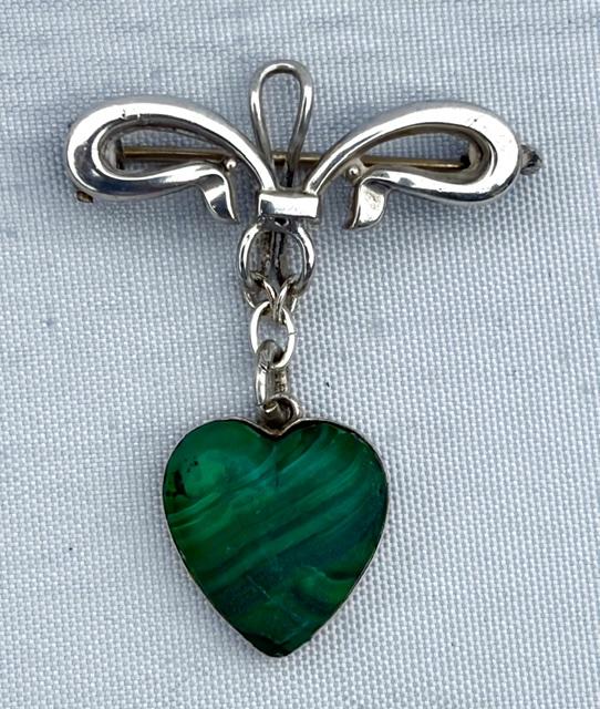 Early George V Hallmarked Silver & Malachite Heart Brooch (1 of 6) Early George V Hallmarked Silver & Malachite Heart Brooch (1 of 6)