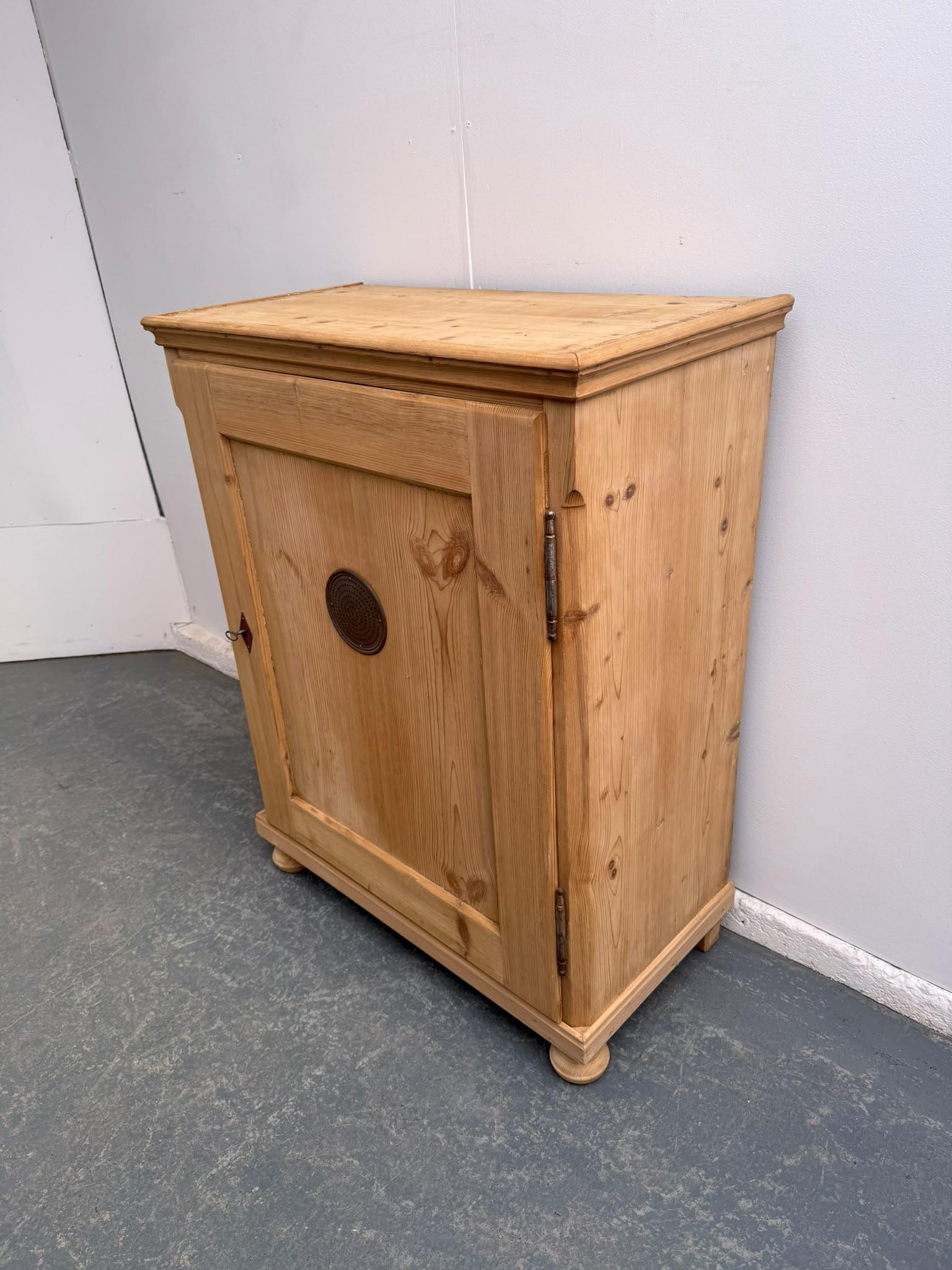 A Cracking Antique / Old Pine Victorian Vented 1 Door Cupboard to Wax/paint (1 of 9) A Cracking Antique / Old Pine Victorian Vented 1 Door Cupboard to Wax/paint (1 of 9)