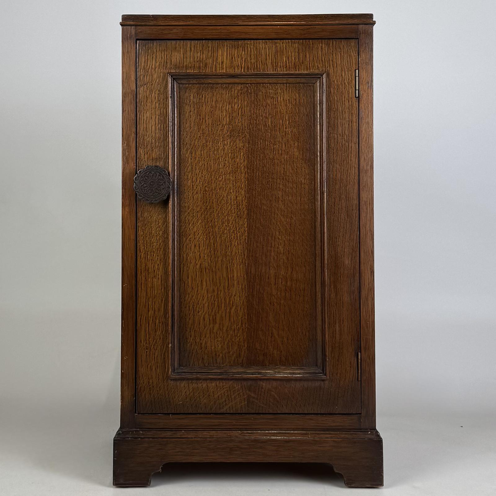 Antique 20th Century Bedside Cabinet In Oak (1 of 10) Antique 20th Century Bedside Cabinet In Oak (1 of 10)