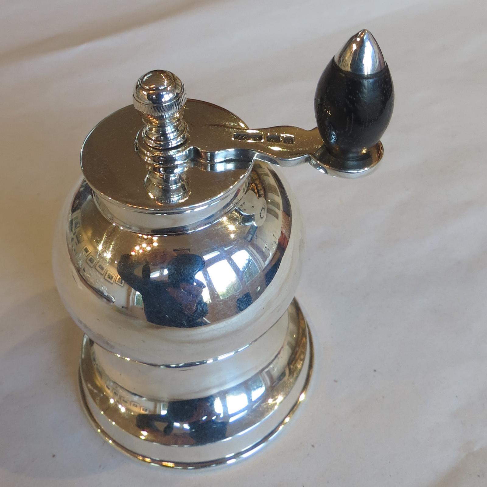 Edwardian Silver Pepper Mill with Original Peugeot Mechanism - 1904 (1 of 8) Edwardian Silver Pepper Mill with Original Peugeot Mechanism - 1904 (1 of 8)
