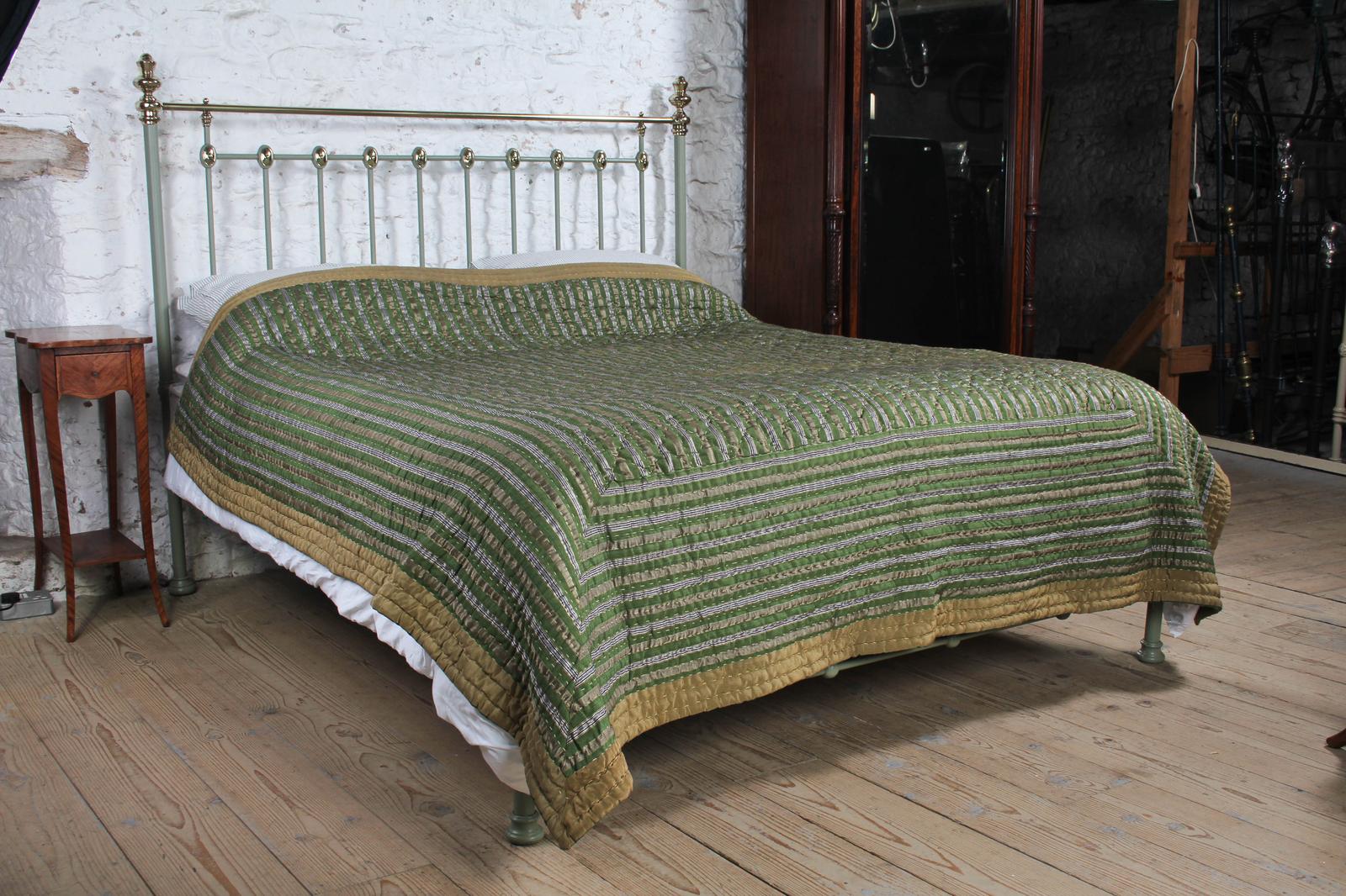 Incredibly Attractive Iron and Brass Super King Low End Bed (1 of 7) Incredibly Attractive Iron and Brass Super King Low End Bed (1 of 7)