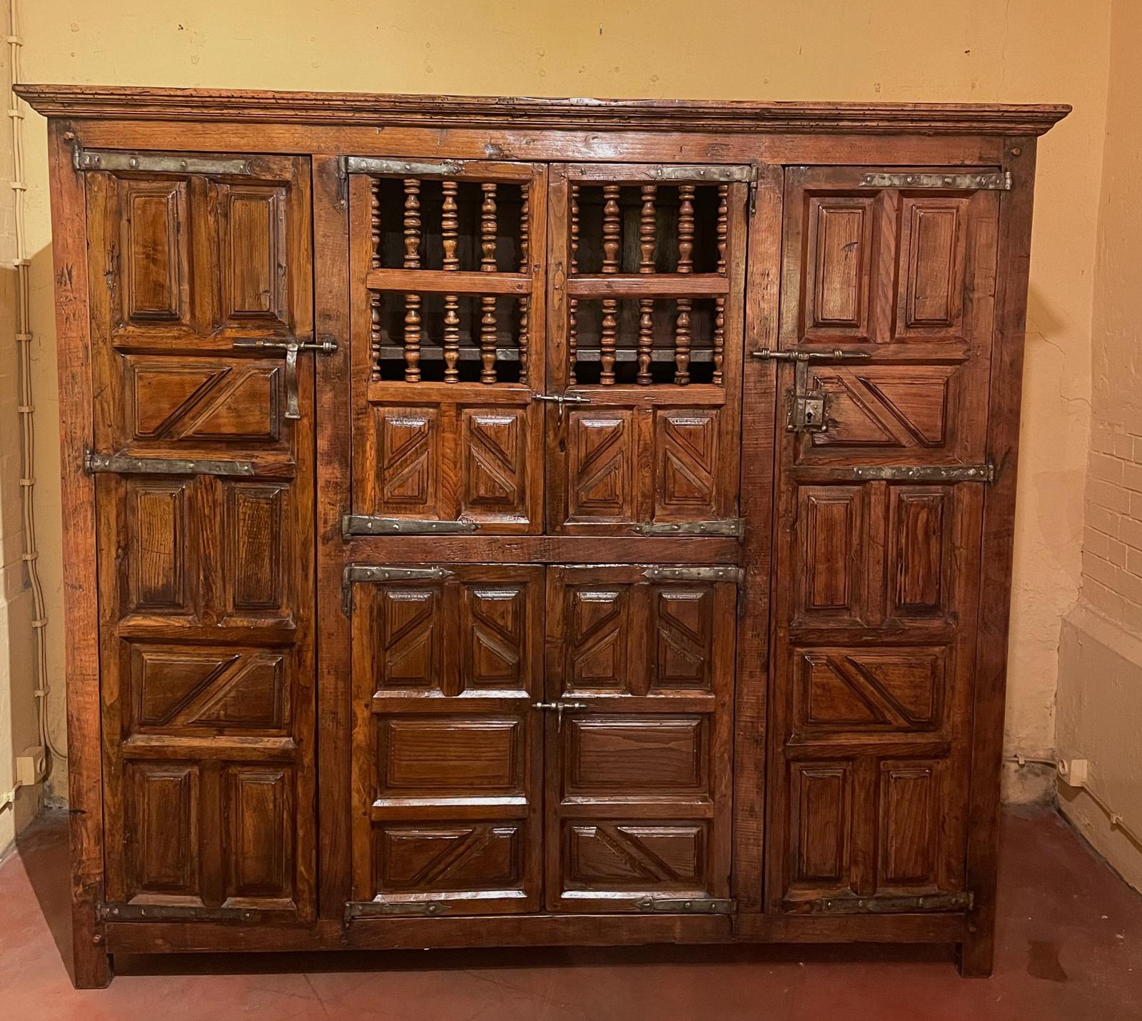 Large 6-door Spanish Renaissance Oak Cabinet - 17th Century (1 of 14) Large 6-door Spanish Renaissance Oak Cabinet - 17th Century (1 of 14)