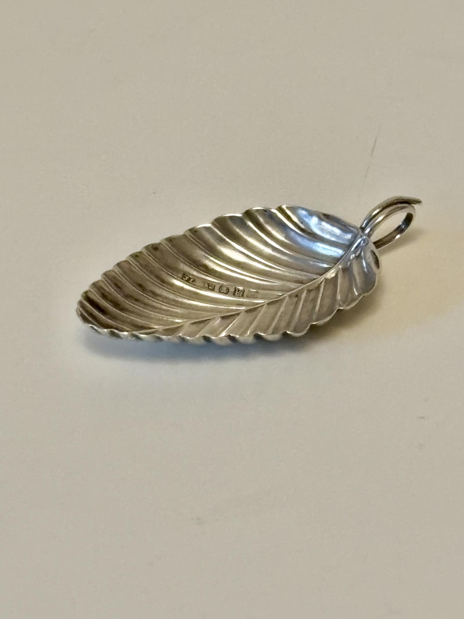 Willian IV Leaf Design Silver Caddy Spoon John Lawrence 1833 (1 of 9) Willian IV Leaf Design Silver Caddy Spoon John Lawrence 1833 (1 of 9)