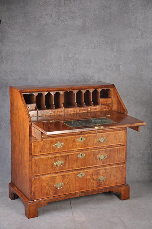 Fine Early 18th Century Walnut Bureau (1 of 9)