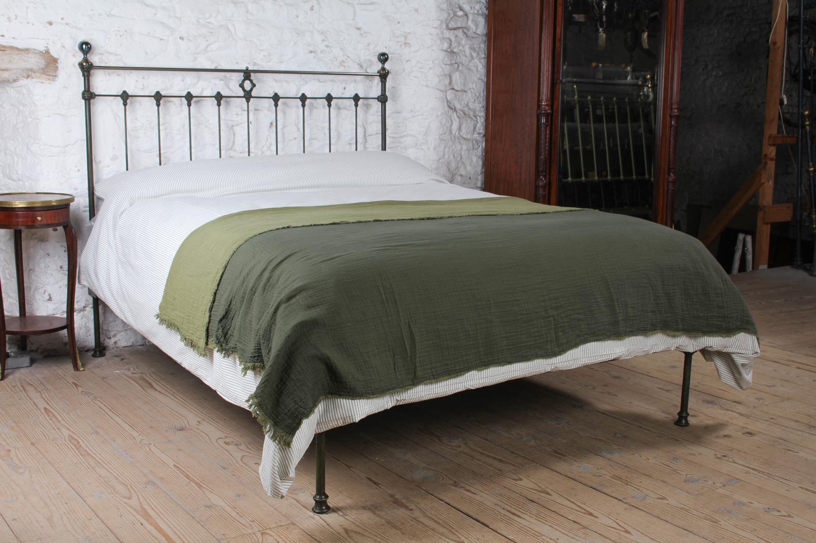 Very Nice Victorian King Size Brass & Iron Bed (1 of 10) Very Nice Victorian King Size Brass & Iron Bed (1 of 10)