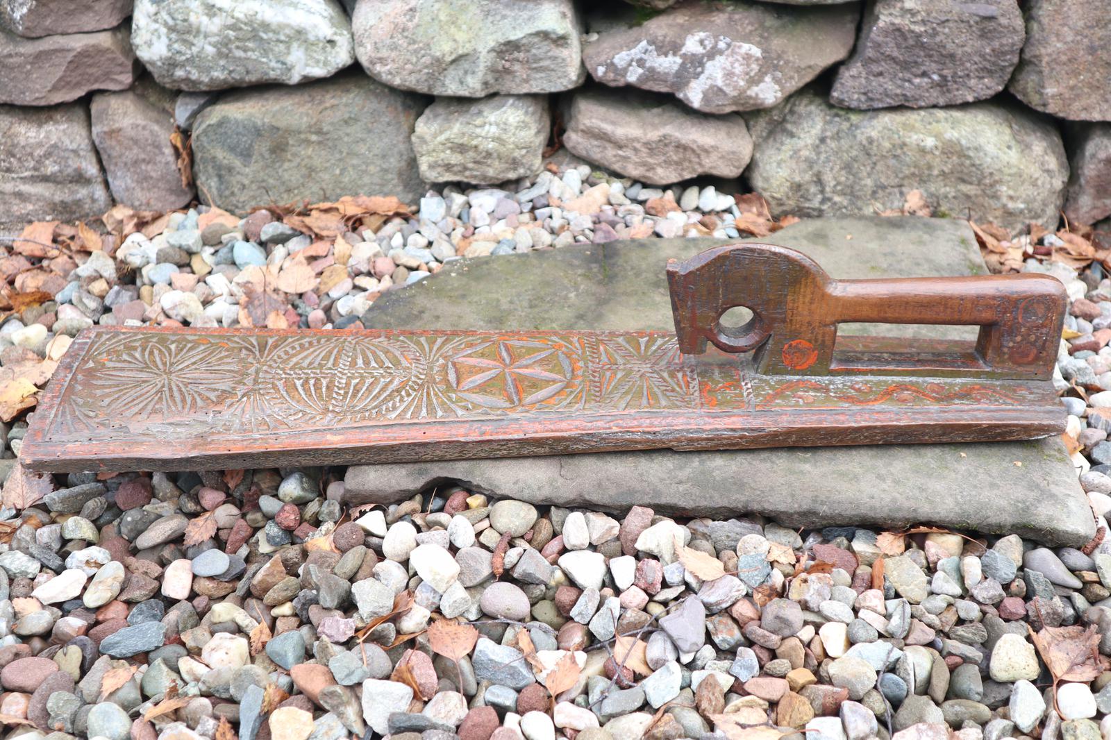 Scandinavian / Danish 'Folk Art' Horse handle mangle board chip carved & original  green/red paint SKS c.1840 (1 of 20)