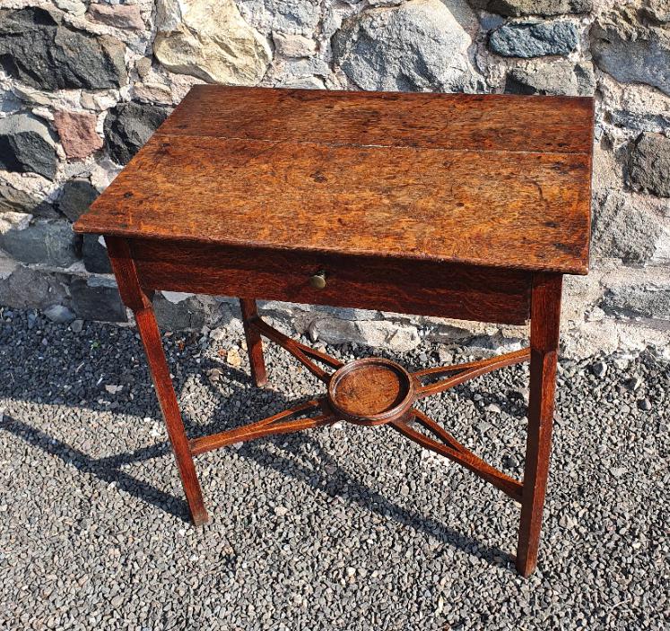 Pretty Little Georgian Oak Side Table (1 of 7) Pretty Little Georgian Oak Side Table (1 of 7)