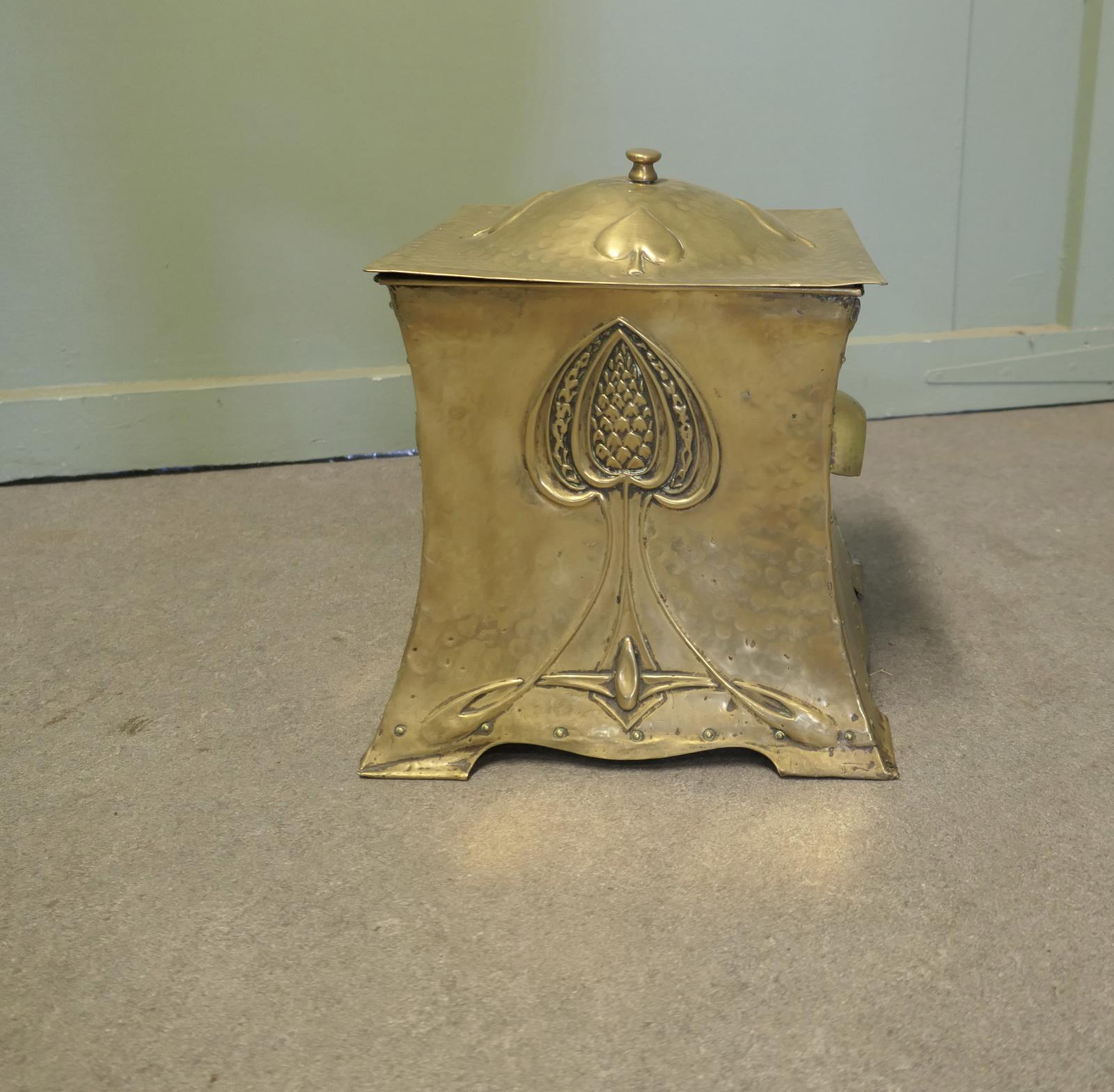 Ruskin Style Arts and Crafts Coal Box with Spade Decoration (1 of 5) Ruskin Style Arts and Crafts Coal Box with Spade Decoration (1 of 5)