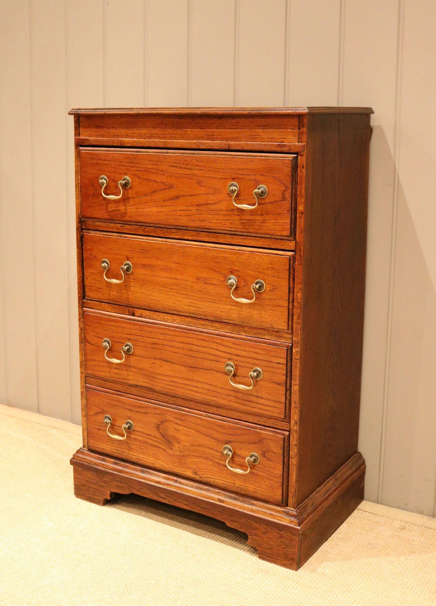 Small Oak Chest of Drawers (1 of 11) Small Oak Chest of Drawers (1 of 11)