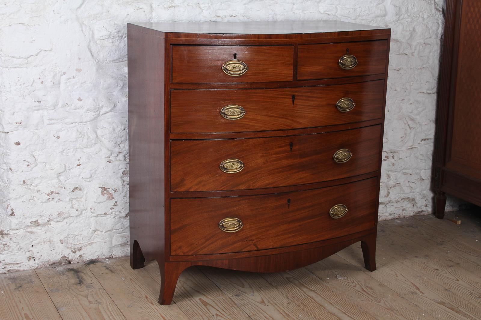 Lovely Georgian Mahogany Bow Fronted Chest of Drawers (1 of 4)