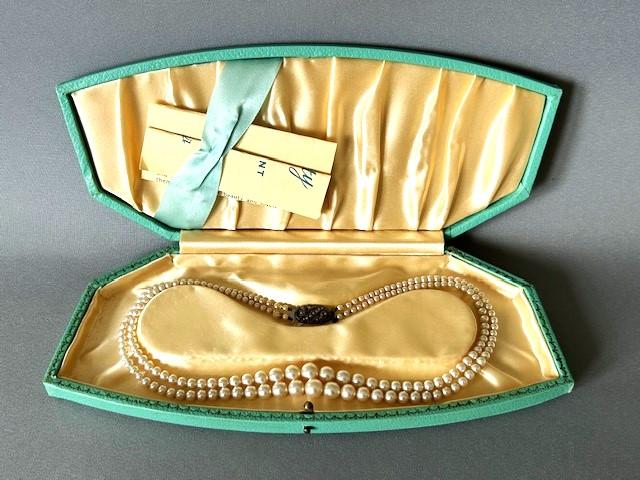 Set of Vintage Faux Pearls in Original Box (1 of 11)