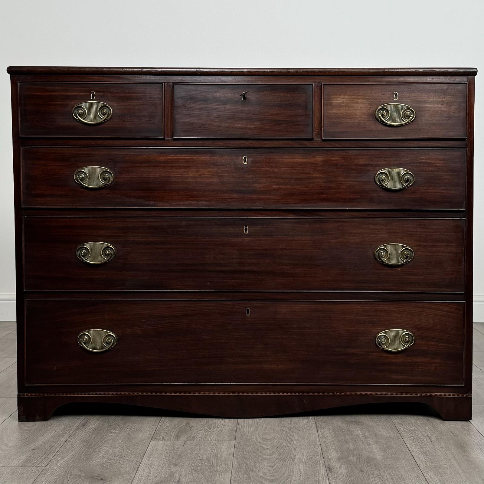 Antique 18th Century Fine Quality Chest Of Drawers In Mahogany (1 of 11)