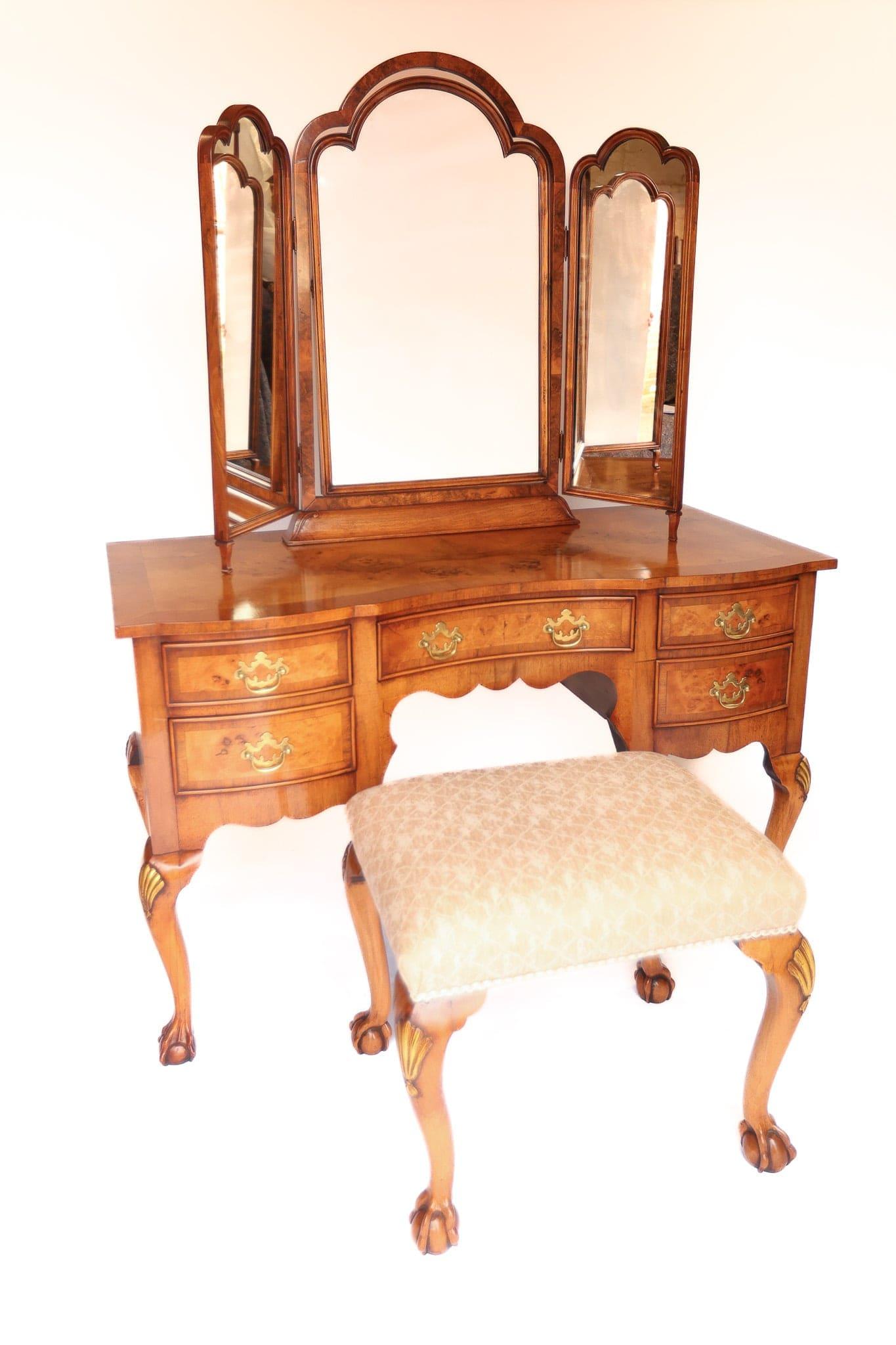 Walnut Queen Anne Style Dressing Table Circa 1930s (1 of 5) Walnut Queen Anne Style Dressing Table Circa 1930s (1 of 5)