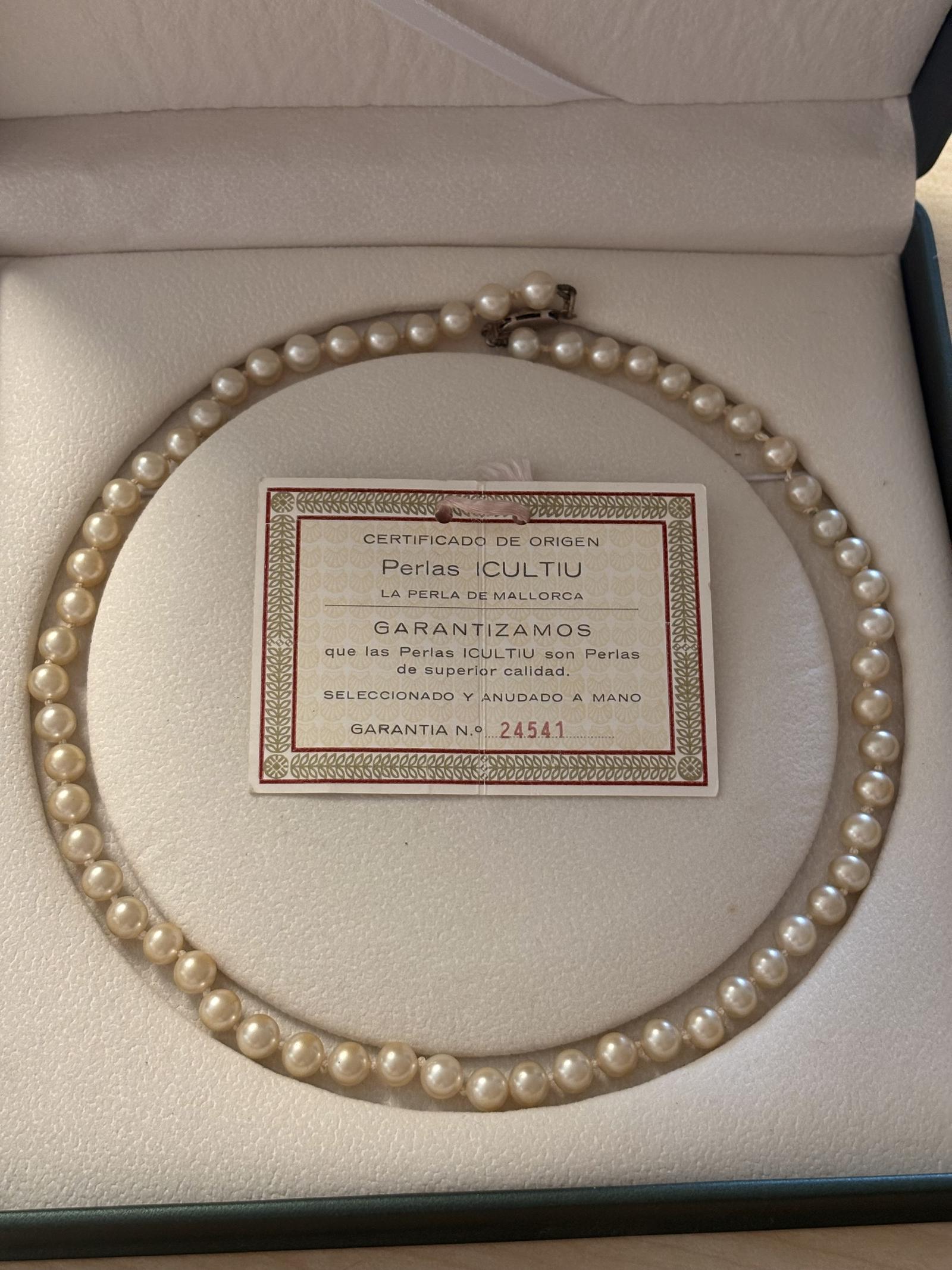 Set of Cultured Pearls with Certificate of Authenticity (1 of 5)