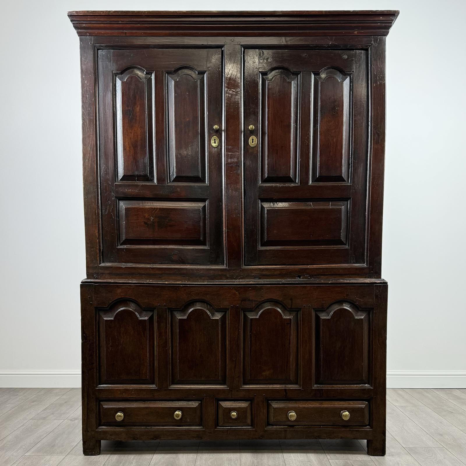 Antique 18th Century Welsh Livery Cupboard in Oak (1 of 11)