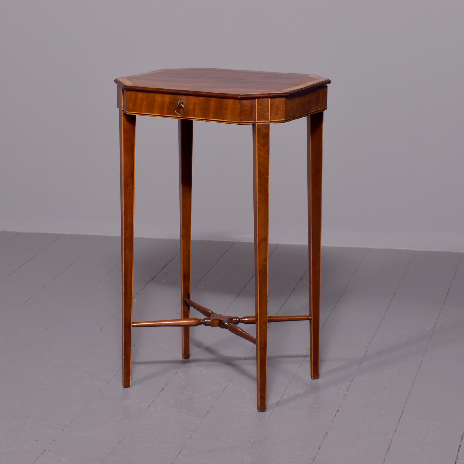 George 111  Mahogany Occasional or Lamp Table (1 of 7)