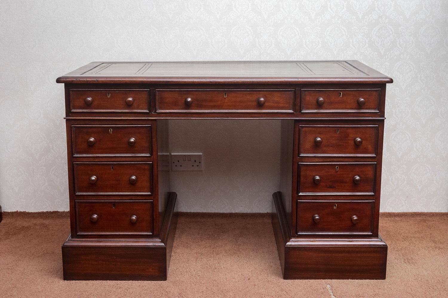Very Good Quality 19th Century Mahogany Desk (1 of 8)