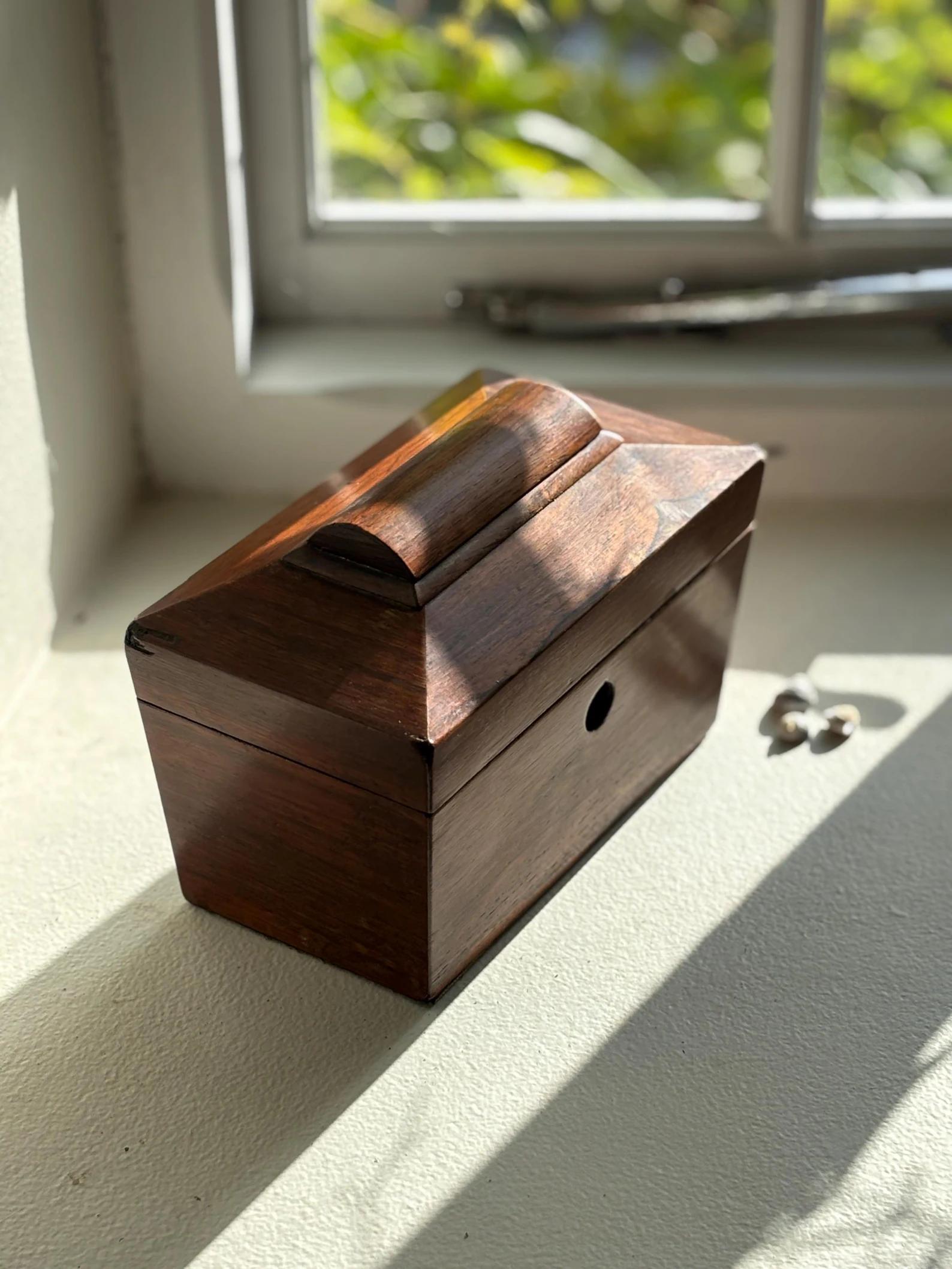 A William IV Rosewood Tea Caddy of Rectangular Form (1 of 11) A William IV Rosewood Tea Caddy of Rectangular Form (1 of 11)