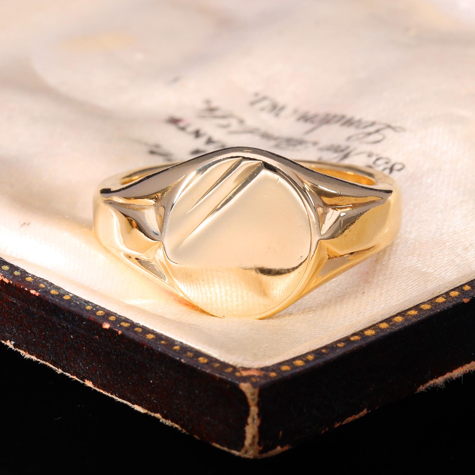 The Vintage 1964 9ct Gold 10.73g Signet Ring (1 of 7) The Vintage 1964 9ct Gold 10.73g Signet Ring (1 of 7)