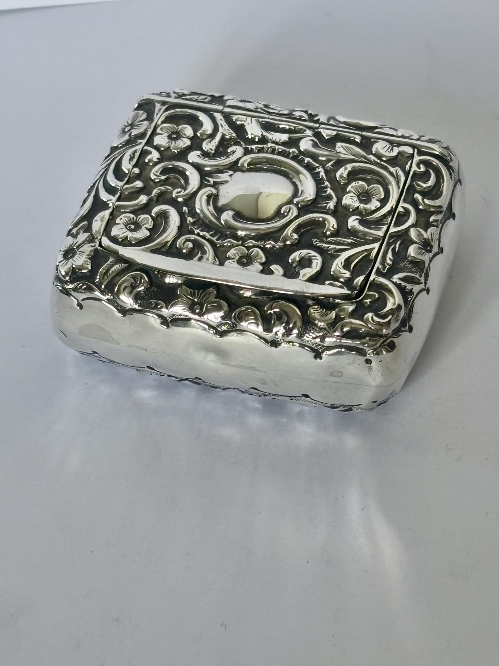 VICTORIAN Embossed Silver Gilt Snuff Box HENRY MATTHEWS Birmingham 1893 (1 of 10) VICTORIAN Embossed Silver Gilt Snuff Box HENRY MATTHEWS Birmingham 1893 (1 of 10)