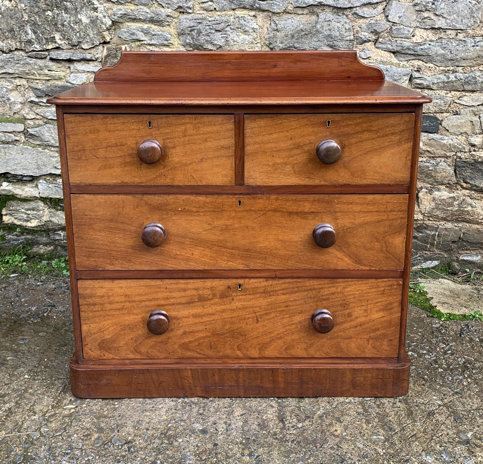 Small Victorian Mahogany Chest of Drawers (1 of 12) Small Victorian Mahogany Chest of Drawers (1 of 12)