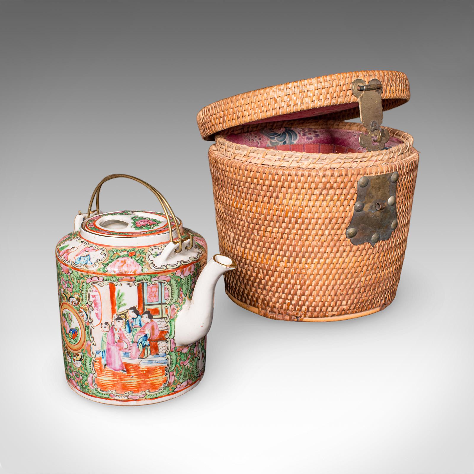 Antique Famille Rose Teapot, Oriental, Ceramic Chá Pot, Wicker Case c.1920 (1 of 12) Antique Famille Rose Teapot, Oriental, Ceramic Chá Pot, Wicker Case c.1920 (1 of 12)