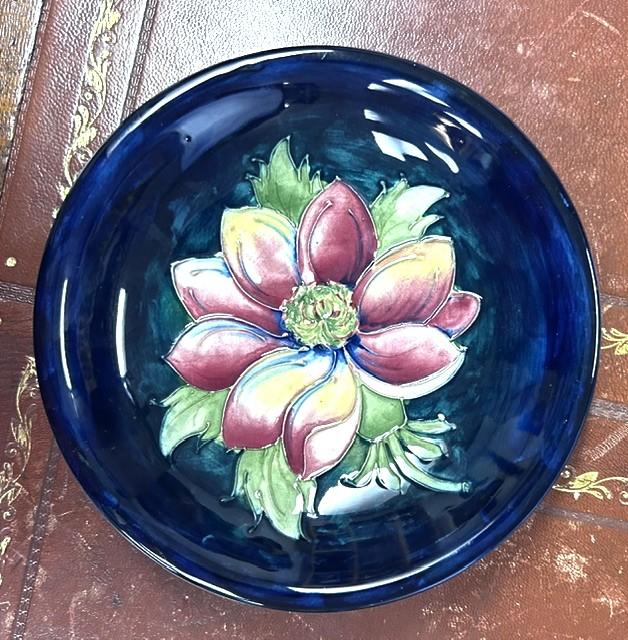 Moorcroft Pottery Earthenware Bowl, in Their "Clematis (Blue)" Pattern (1 of 2) Moorcroft Pottery Earthenware Bowl, in Their "Clematis (Blue)" Pattern (1 of 2)