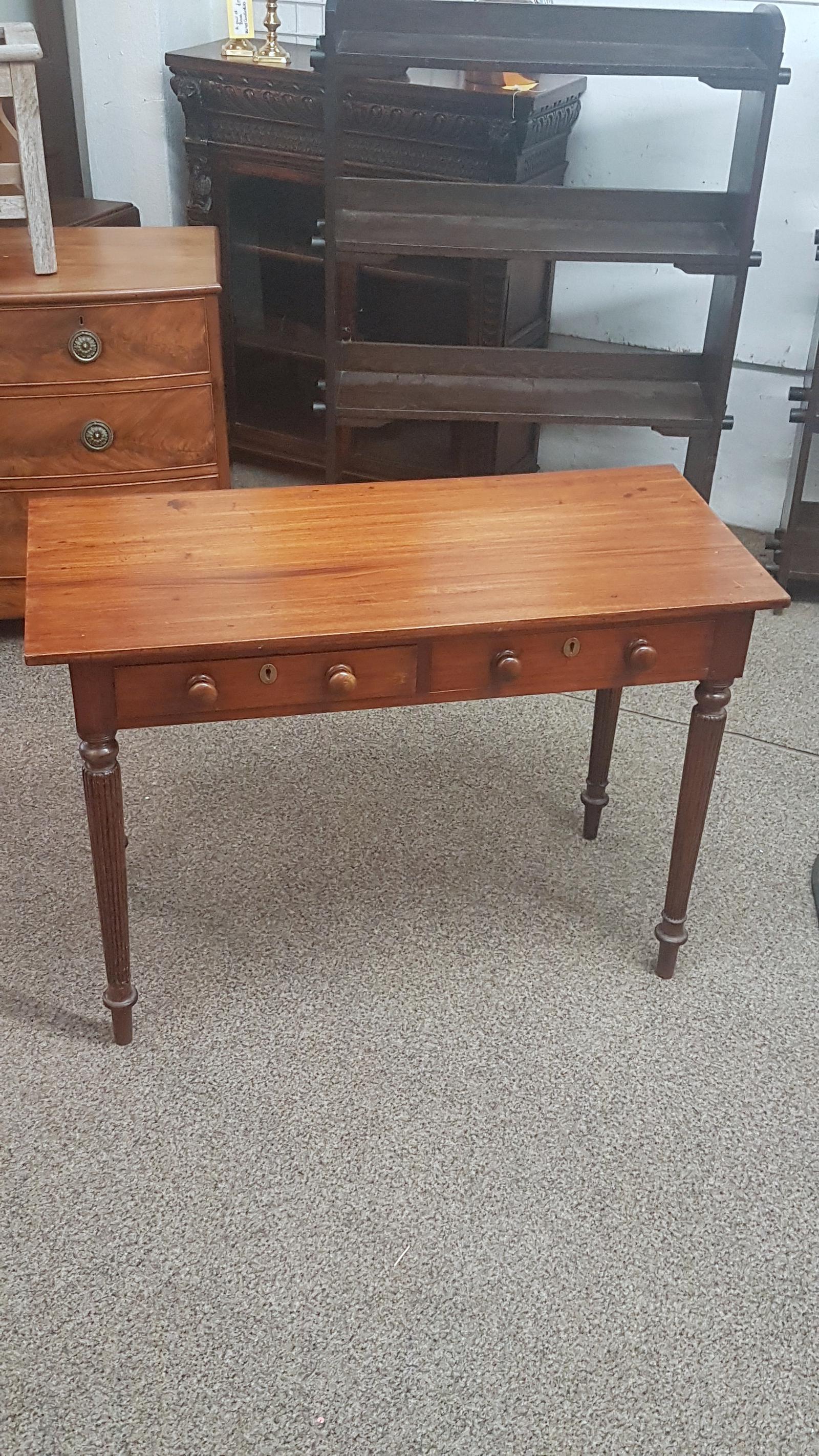 Fluted Leg Side Table (1 of 6) Fluted Leg Side Table (1 of 6)