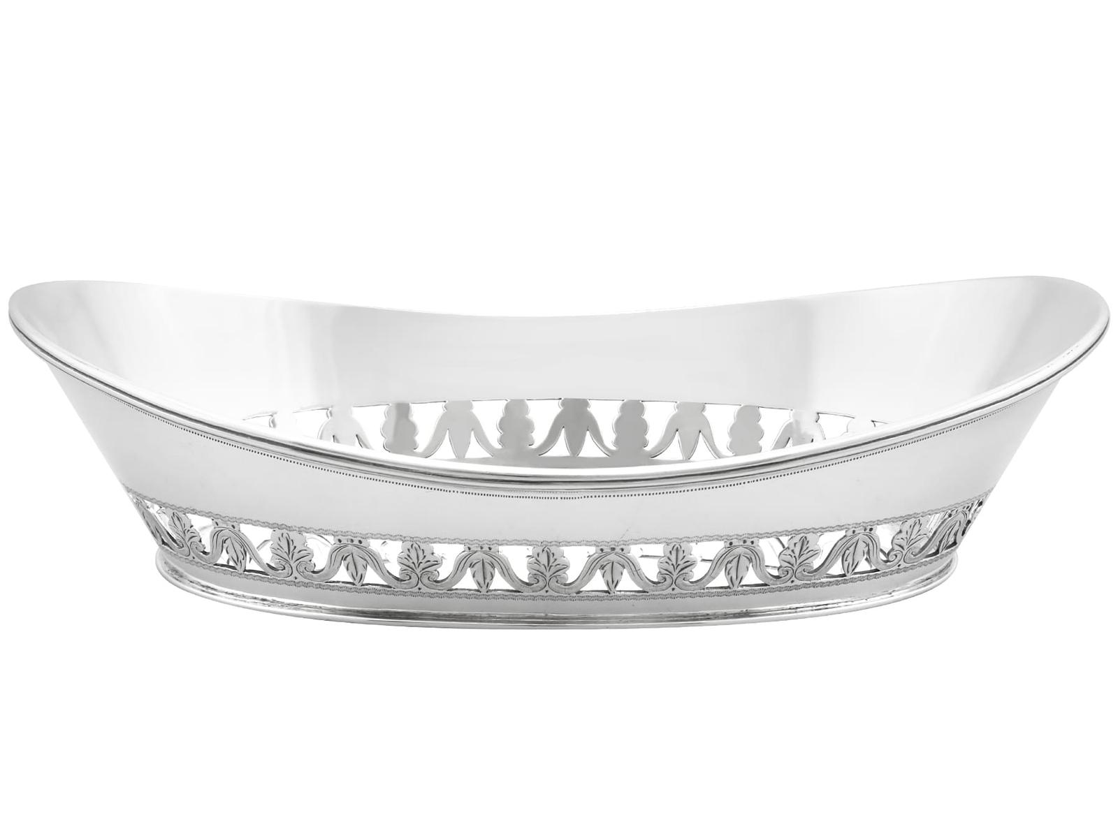 Antique George V Sterling Silver Bread Dish (1910) (1 of 7)