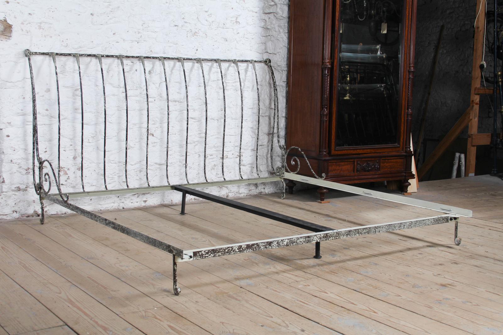 Vintage 60s American Iron Sleigh Bed (1 of 8) Vintage 60s American Iron Sleigh Bed (1 of 8)