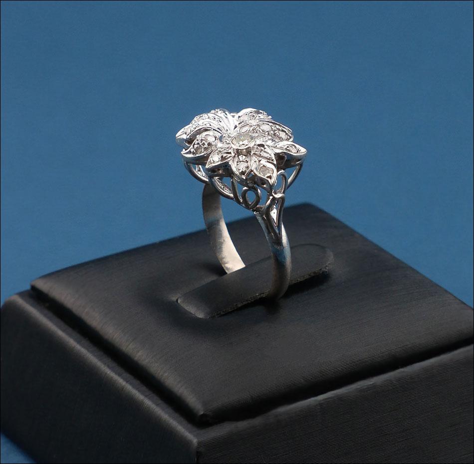 Vintage 18K White Gold Flower-shaped Ring with Natural Diamonds (1 of 10)