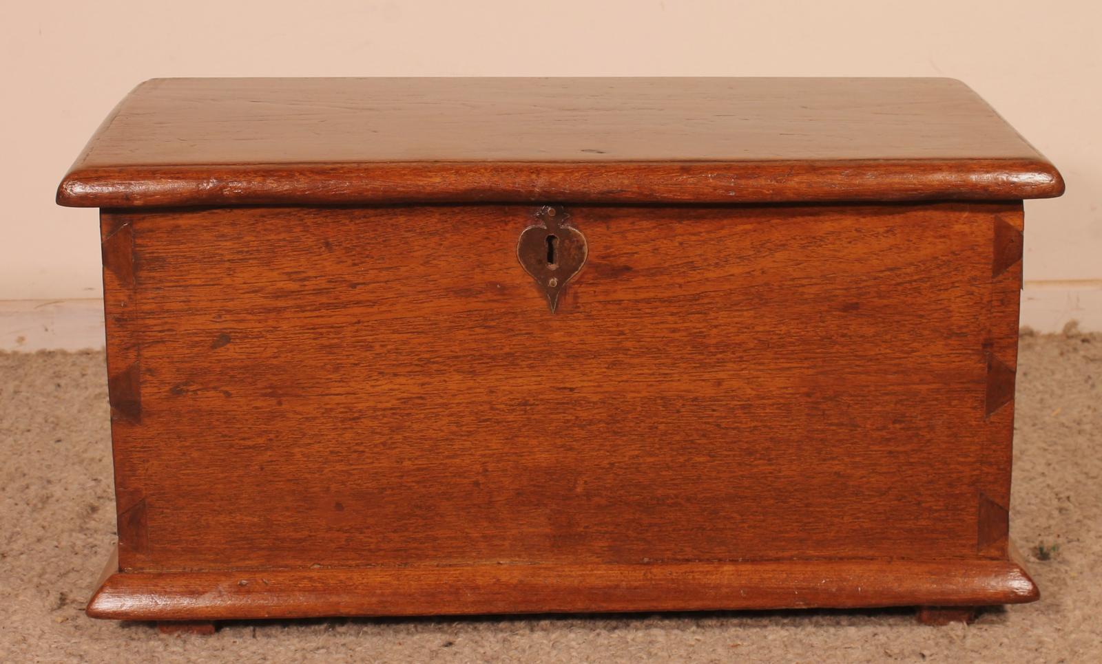 Small Colonial Chest - 18th Century (1 of 10)