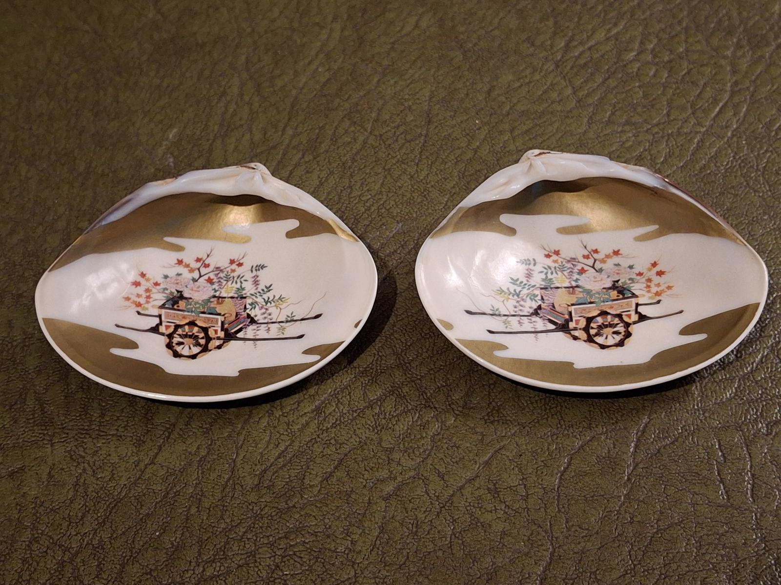 Pair of Japanese Meiji Hand Painted Surf Clam Shells (1 of 18) Pair of Japanese Meiji Hand Painted Surf Clam Shells (1 of 18)