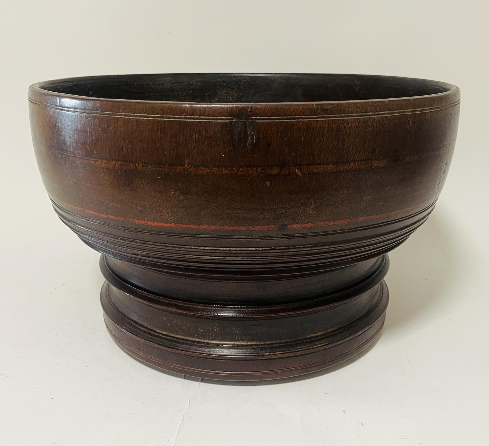 Large Antique Turned Bowl (1 of 9) Large Antique Turned Bowl (1 of 9)