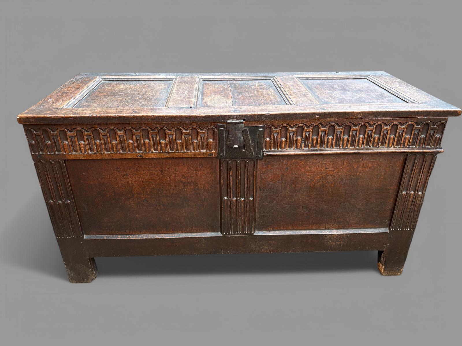 A Good 17th Century Oak Coffer (1 of 6)