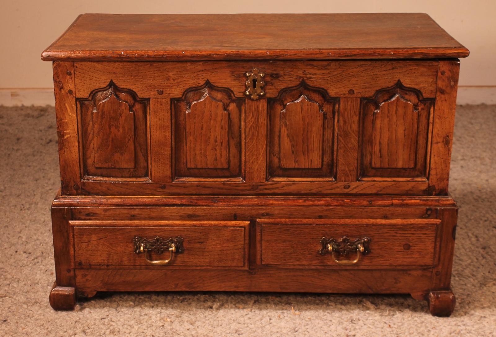 Small English Chest in Oak - 18th Century (1 of 16)