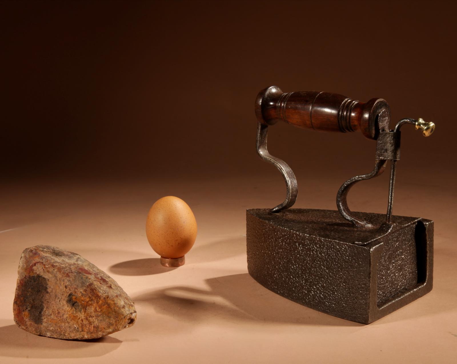 Victorian Cast Box Iron with Slug No4 (1 of 9)