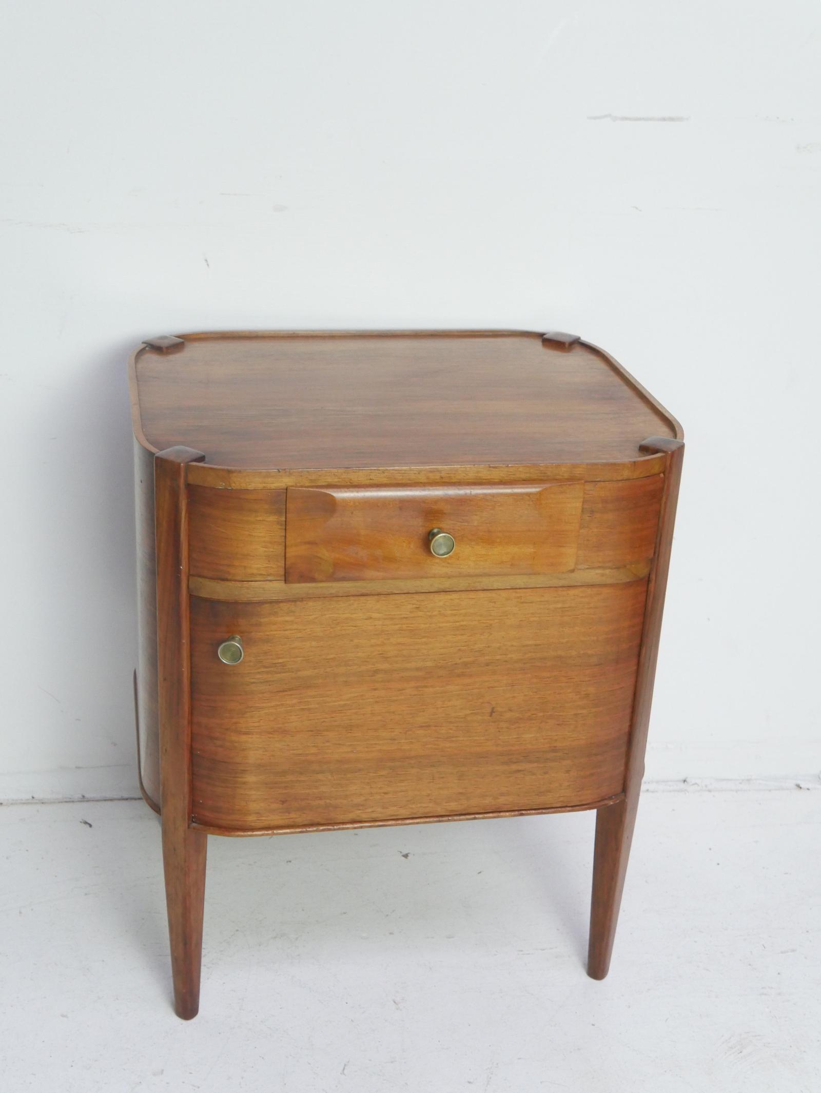 Neat Mahogany Bedside Cabinet (1 of 14)