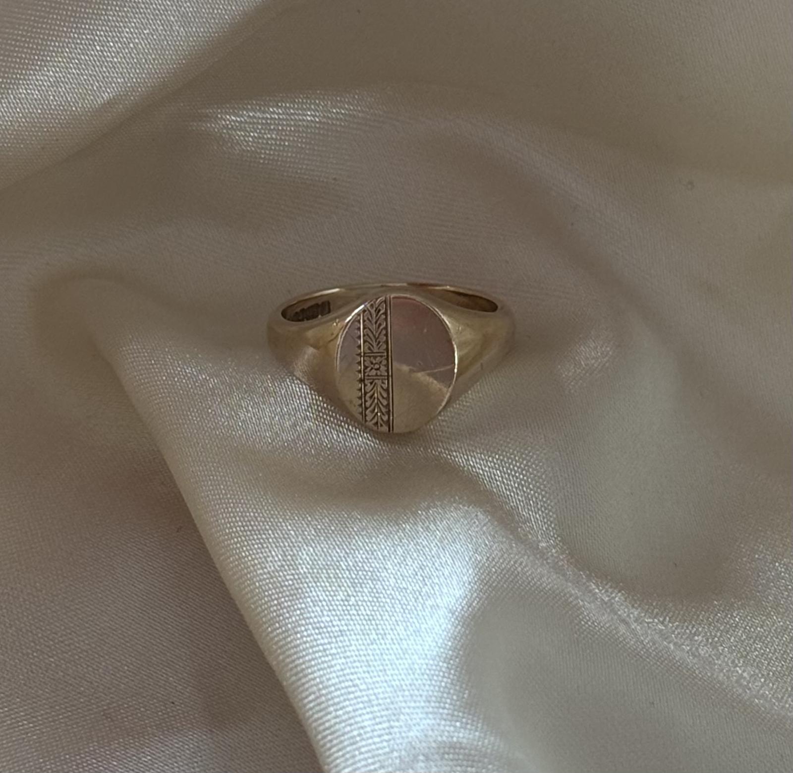 A Vintage 9ct Gold Signet Ring (1 of 10) A Vintage 9ct Gold Signet Ring (1 of 10)