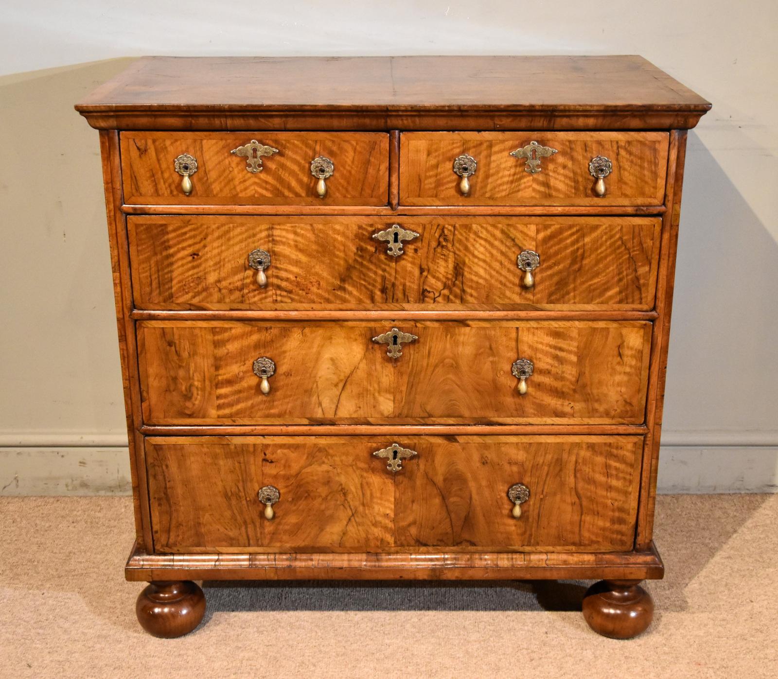 Queen Anne Walnut Chest of Drawers (1 of 11) Queen Anne Walnut Chest of Drawers (1 of 11)