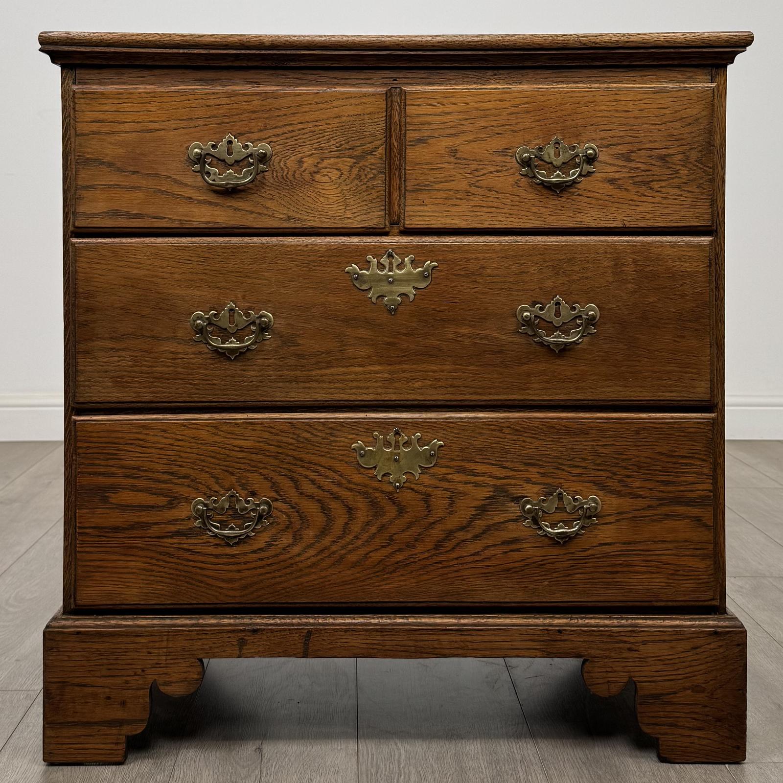 Antique 20th Century Small Chest of Drawers in Oak (1 of 12) Antique 20th Century Small Chest of Drawers in Oak (1 of 12)