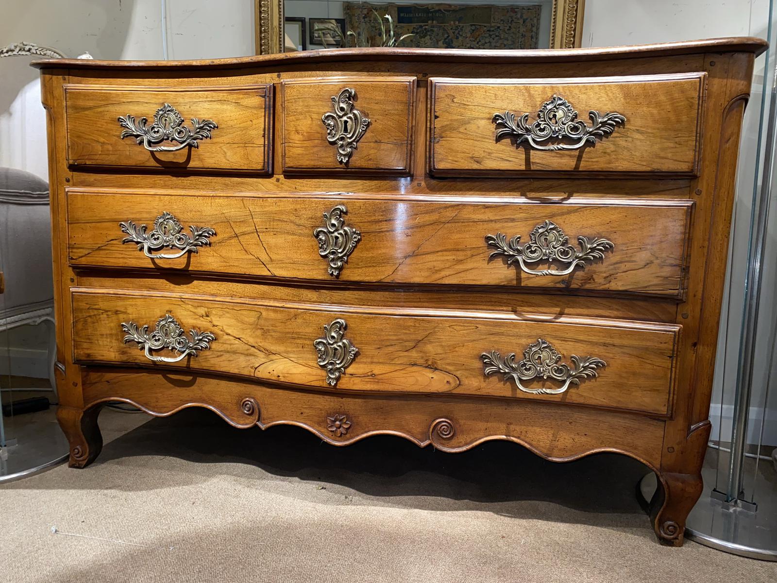 Serpentine Fronted 18th Century Commode (1 of 11) Serpentine Fronted 18th Century Commode (1 of 11)