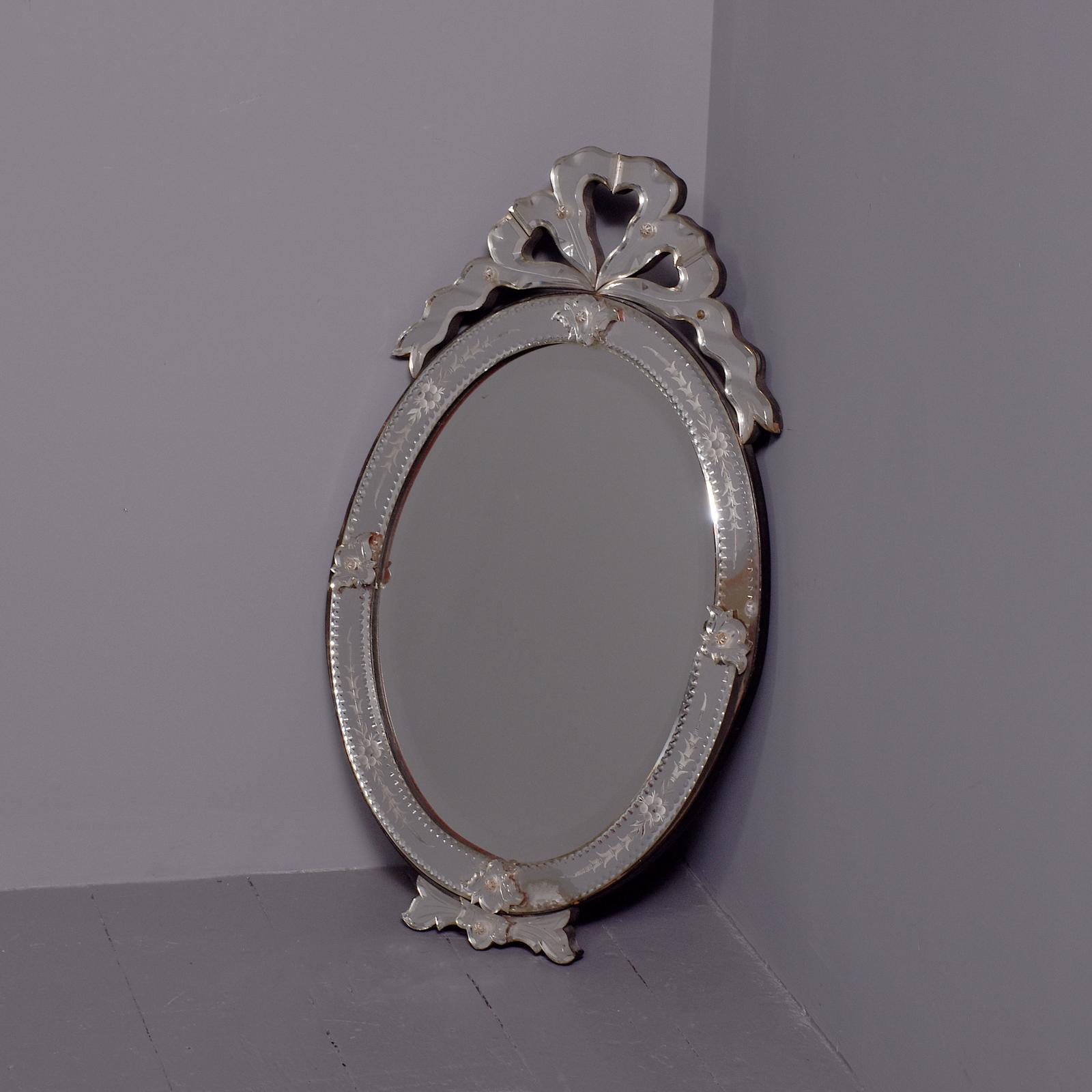 Quality 19th Century Venetian Cut Glass Wall Mirror of Oval Form (1 of 8)